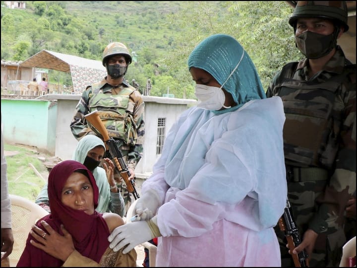 Poonch: Army Came Forward To help In Corona Era, Delivering Vaccine To Remote Areas Adjacent To LoC Indian Army Comes Forward To Help Deliver Covid-19 Vaccine In Remote Areas Adjacent To LoC
