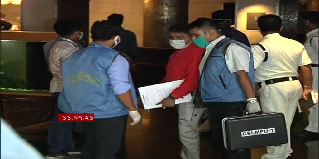 Kolkata Police summoned floor manager, food and beverages manager and DJ in connection with illegal party Kolkata Police: করোনা-বিধি উড়িয়ে মধ্যরাতে পার্কস্ট্রিটের পাঁচতারা হোটেলে পার্টি, ফ্লোর ম্যানেজার, ডিজে-কে লালবাজারে তলব
