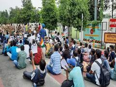 बेसिक शिक्षा विभाग में भर्ती की मांग कर रहे अभ्यर्थियों का आंदोलन जारी, जानें- क्या है मांग   