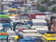 दिल्ली में खत्म हुआ मॉनसून का इंतजार, लेकिन बारिश के बाद लगा लंबा ट्रैफिक जाम, देखें- तस्वीरें