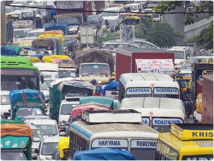 बारिश के बाद कई स्थानों पर पानी भर गया. जलभराव के कारण शहर में कई जगह जाम लग गया और लोग कुछ देर तक एक स्थान पर ही अटके रहे. कार्यालय जाने वाले कई लोगों ने सोशल मीडिया पर वीडियो तथा तस्वीरें साझा कर अपनी परेशानी बताई और कुछ ने पुलिस से भी मदद मांगी. धौला कुआं में भारी जाम लगा था और एक व्यक्ति ने शिकायत की कि वह लगभग 90 मिनट से वहां फंसा है. आजादपुर, दिल्ली कैंट और कालिंदी कुंज फ्लाईओवर सहित अन्य स्थानों पर भी भारी जाम था.