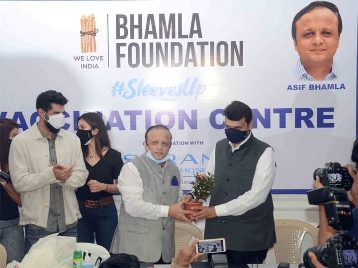 क्लीन-अप फाउंडेशन की सह-संस्थापक 16 वर्षीय संजना रनवाल ने कहा, “गरीब वर्ग के लोगों का टीकाकरण करना महत्वपूर्ण है क्योंकि उनके लिए टीका लगवाना या इसके बारे में जानकारी हासिल करना आसान नहीं है. कूड़ा बीनने वालों की काम की प्रकृति और उनके लिविंग कंडीशंस के कारण वे मैक्सिमम हेल्थ रिस्क पर होते हैं. इसलिए प्राथमिकता के आधार पर उनकी मदद करने और उनका टीकाकरण कराने की जरुरत है. नहीं तो संक्रमण उनके लिए घातक मोड़ भी ले सकता है. कचरा बीनने वालों के स्वास्थ्य और स्वच्छता की बेहतरी के लिए क्लीन-अप अथक रूप से काम कर रहा है. टीकाकरण अभियान इस पहल का एक हिस्सा है और इस तरह के शिविर अत्यंत महत्वपूर्ण हैं.”