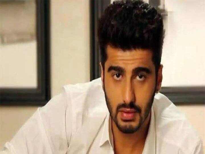 इस लिस्ट में सबसे पहला नाम आता है अर्जुन कपूर का जिन्होंने फिल्मों में काम देने के लिए डायरेक्टर को रिक्वेस्ट की थी. एक इंटरव्यू के दौरान अर्जुन कपूर ने अपने स्ट्रगल के दिनों को याद करते हुए बताया था कि, ‘एक बार डायरेक्टर शकुन बत्रा अपनी फिल्म कपूर एंड संस की कास्टिंग कर रहे थे. जब फिल्म कपूर एंड संस कास्टिंग अटकी हुई थी तब मैंने खुद से शकुन बत्रा को फोन किया था और कहा था कि, क्या मैं इस फिल्म में काम कर सकता हूं. लेकिन कर नहीं पाया.’