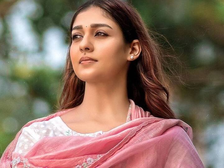 Nayanthara - नयनतारा भी साउथ सिनेमा का बड़ा नाम है जो कई फिल्मों में नजर आ चुकी हैं. इनकी उम्र की बात करें तो वो 36 साल की हैं और उन्होंने 2003 में डेब्यू किया था लेकिन आज भी उनका जलवा बरकरार है. (फोटो - सोशल मीडिया)
