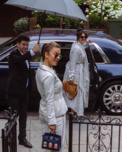 बॉलीवुड की देसी गर्ल के साथ नजर आईं Natsha Poonawala, हाथ में लिए छोटे से बैग की कीमत जानकर आप रह जाएंगे दंग