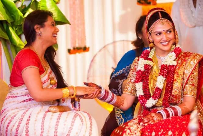शादी में ईशा देओल ने लाल जोड़ा पहना था जिसे साउथ इंडियन बेस के साथ पंजाबी टच दिया गया था. रिपोर्ट्स के अनुसार बताया जाता है कि इस लहंगे पर ईशा देओल ने 3 लाख रुपए खर्च किए थे.