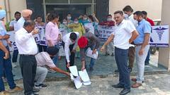 6ਵੇਂ ਪੇਅ ਕਮਿਸ਼ਨ ਖਿਲਾਫ ਸਰਕਾਰੀ ਡਾਕਟਰ ਵੀ ਡਟੇ, ਰੋਸ ਪ੍ਰਦਰਸ਼ਨ ਕਰ ਸਾੜੀਆਂ ਪੇਅ ਕਮਿਸ਼ਨ ਦੀਆਂ ਕਾਪੀਆਂ