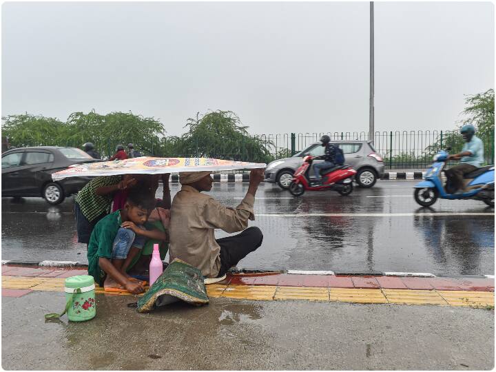 बहुप्रतीक्षित दक्षिण-पश्चिम मानसून आखिरकार मंगलवार की सुबह दिल्ली पहुंच गया, जिससे भीषण गर्मी से लोगों को कुछ राहत मिली. मौसम विभाग के अधिकारियों ने बताया कि पिछले 19 सालों में मानसून इस बार दो सप्ताह से अधिक देरी से दिल्ली पहुंचा है. वर्ष 2002 में मानसून 19 जुलाई को दिल्ली पहुंचा था. भारत मौसम विज्ञान विभाग (आईएमडी) के वरिष्ठ वैज्ञानिक के जेनामणि ने कहा, ‘‘मानसून दिल्ली पहुंच गया है.’’