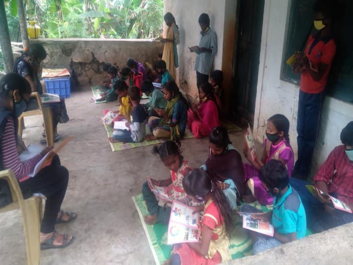 பள்ளிக்கூடமாக மாறிய சமுதாயக்கூடம் ; ஆசிரியர்களாக மாறிய பட்டதாரிகள்..!