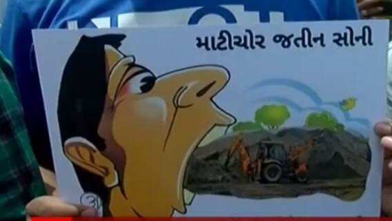 રાજકોટની સૌરાષ્ટ્ર યુનિવર્સિટીમાં માટી કૌભાંડ:ટ્રક-ટ્રેકટરના રમકડાં દ્વારા NSUIનું વિરોધ પ્રદર્શન