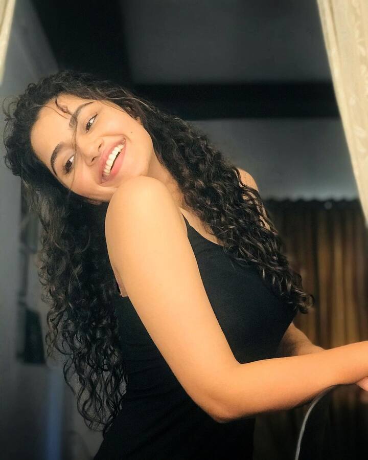 (Courtesy : Instagram) ఆమె నటించిన 'శతమానం భవతి', 'హలో గురు ప్రేమ కోసమే' లాంటి సినిమాలు భారీ విజయాలను అందుకున్నాయి.