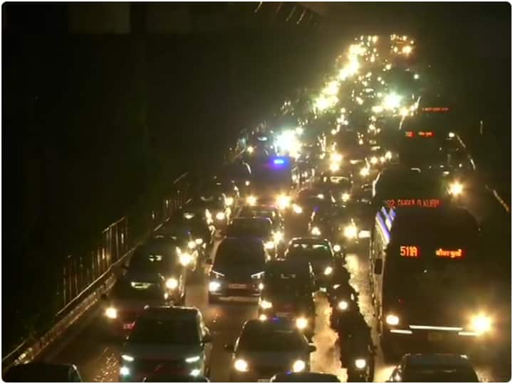 राष्ट्रीय राजधानी दिल्ली में बुधवार को लगातार दूसरे दिन झमाझम बारिश हुई. इसकी वजह से भले ही लोगों की गर्मी से राहत मिली लेकिन कई जगहों पर जलभराव के चलते लोग घंटे ट्रैफिक में फंसे रहे. शहर में आज का अधिकतम तापमान 35 डिग्री सेल्सियस दर्ज किया गया जो इस मौसम के लिए सामान्य है.