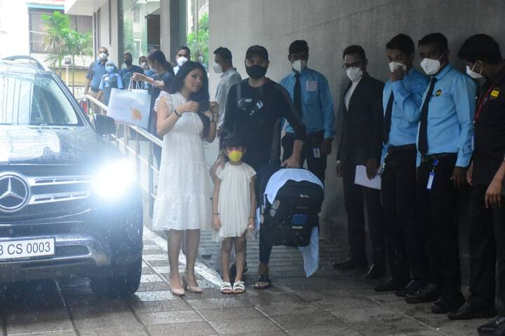 हालांकि इस दौरान अपने बेटे की झलक उन्होंने नहीं दिखाई. बेटे को हरभजन ने हैंड कार्ट में कैरी किया था. जिसे कपड़े से ढका गया था. इस दौरान लगातार बारिश भी हो रही थी.