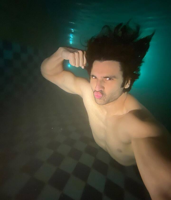 दिव्यांका के साथ साथ विवेक ने भी होटल के पूल से अपनी तस्वीर शेयर की है. जिसमें वो अंडर वाटर सेल्फी ले रहे हैं. इस तस्वीर को शेयर करते हुए विवेक ने लिखा - Aquaman. (फोटो - सोशल मीडिया)