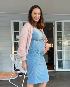 पहली बार बेबी बंप फ्लॉन्ट करती दिखीं 'ये जवानी है दीवानी' एक्ट्रेस Evelyn Sharma, देखें तस्वीरें