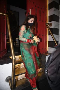 लाल और हरे रंग का सूट सलवार पहन बांद्रा में रेस्ट्रोरेंट पहुंचीं Yami Gautam, हाथों में दिखा लाल चूड़ा, कानों में दिखे झूमके