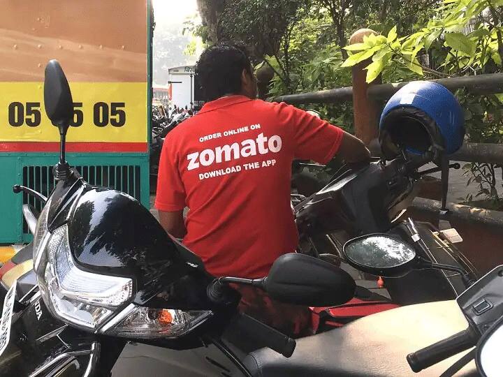 Zomato IPO Listing on Dalal Street Share Price Ends at Rs 126 Zomato IPO Listing: অভিষেকেই শেয়ার বাজারে ছক্কা হাঁকাল Zomato, ১ লক্ষ কোটির মিড ক্যাপ ক্লাবে প্রবেশ