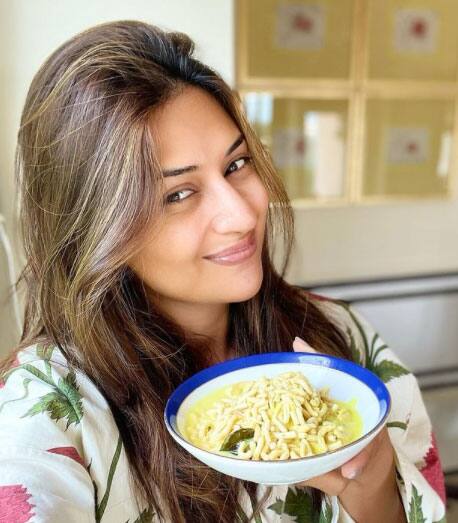 अब उदयपुर पहुंचकर उदयपुरी कचौड़ी के मजे न लिए जाएं तो फिर कैसा हॉलीडे. लिहाजा दिव्यांका ने कढ़ी के साथ उदयपुरी कचौड़ी की तस्वीर शेयर की है. जो दिखने में तो लाजवाब है. (फोटो - सोशल मीडिया)