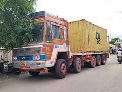 கரூர் : கண்டெய்னர் லாரியை கடத்திய ஆசாமியை சேஸிங்கில் சென்று மடக்கிப்பிடித்த போலீசார்..!