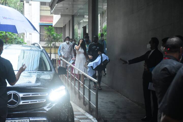 बेटे के जन्म से परिवार काफी खुश है और चार दिन के बाद वो नन्हें मेहमान को लेकर घर पहुंचे लेकिन उससे पहले अस्पताल के बाहर उन्होंने पैपराजी को पोज दिया.