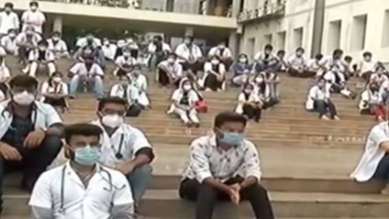 Gandhinagar: GMERS મેડિકલ કોલેજના ઈન્ટર્ન તબીબો ઉતર્યા હડતાળ પર, શું છે માંગ?