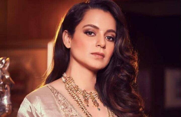 बॉलीवुड की चमक धमक ने हमेशा ही लोगों को अपना दीवाना बनाया है. इंडस्ट्री के बड़े स्टार्स, उनका लाइफस्टाइल, महंगे कपड़े, गाड़ियां और बड़े-बड़े बंगले, ये ऐसी बातें हैं जिन्होंने लाखों लोगों को चमकने का सपना दिखाया. जिसकी चाहत में लोग सबकुछ छोड़ देते हैं, यहां तक की अपना परिवार भी. आज हम ऐसे ही कुछ स्टार्स के बारे में बताने जा रहे हैं जिन्होंने बॉलीवुड में सपना पूरा करने के लिए अपना घर तक छोड़ दिया. इस लिस्ट में कंगना रनौत, सोनू सूद जैसे कई कलाकार हैं. कंगना रनौत बॉलीवुड की ‘क्वीन’, ‘झांसी की रानी’ जैसे नामों से मशहूर कंगना की कहानी भी ऐसी ही हैं. कगंना आज सिर्फ एक हीरोइन ही नहीं बल्कि इंडस्ट्री में उनकी जर्नी रिमार्केबल रही है. कंगना महज 15 साल की उम्र में हीरोइन बनने का सपना लेकर अपने घर से भाग आईं थी. कंगना खुद बताती है कि वो कैसे 16 साल की उम्र में ड्रग माफिया के कब्जे में आ गई थी. जिससे निकलने में उन्हें पांच साल लग गए. इसके बाद उन्होंने अपनी जिन्दगी के सारे विलेन को भगाया और फिर एक सफल एक्ट्रेस के तौर पर खुद को स्थापित किया. कंगना आज बॉलीवुड की हाईएस्ट पेड एक्ट्रेस में एक हैं. उन्हें नेशनल अवॉर्ड तक मिल चुका है.