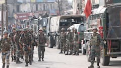 Kashmir के दक्षिण पुलवामा इलाके में सुरक्षाबलों ने दो आतंकियों को घेरा, मुठभेड़ जारी | नमस्ते भारत