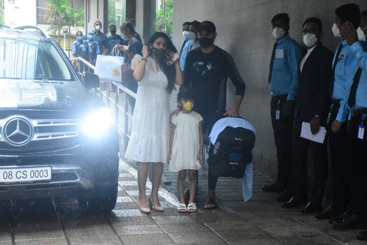 गीता बसरा और उनकी बेटी हिनाया इस दौरान एक ही तरह के कपड़ों में नजर आईं दोनों ने व्हाइट कलर की मिडी ड्रेस पहनी थी. और गीता काफी खुश लग रही थीं.