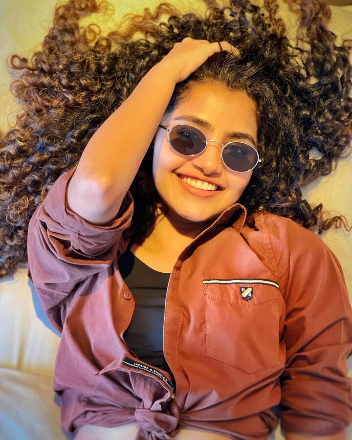 (Courtesy : Instagram) పూర్తిస్థాయిలో గ్లామర్ షో చేయనప్పటికీ క్లీవేజ్, నాభి అందాల ప్రదర్శన చేస్తూ కొన్ని ఫోటోలకు ఫోజిలిచ్చింది.