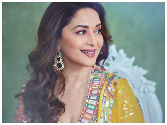 Madhuri Dixit के वॉर्डरोब में दिखे 5 स्टेटमेंट मेकिंग साड़ी और लहंगा, आप भी देखिए Madhuri Dixit के वॉर्डरोब में दिखे 5 स्टेटमेंट मेकिंग साड़ी और लहंगा, आप भी देखिए