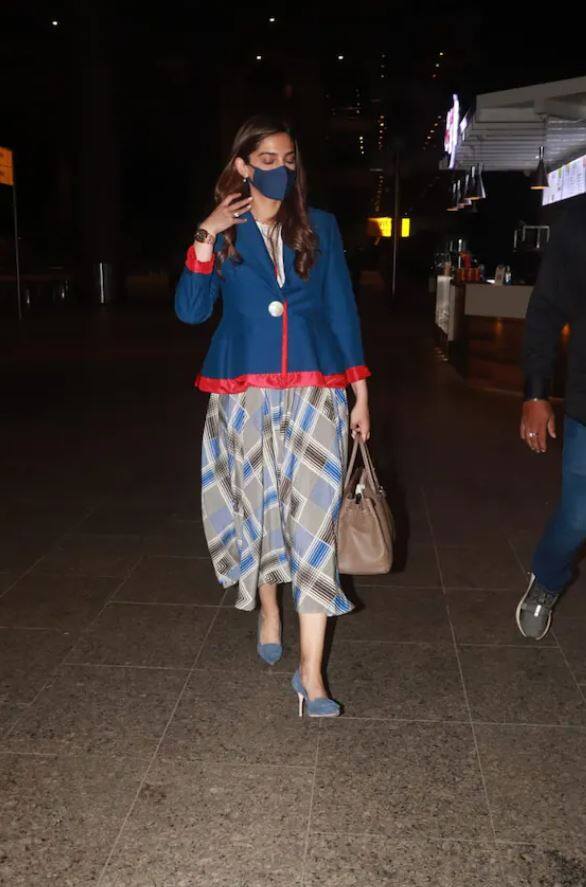 ਬਾਲੀਵੁੱਡ ਅਦਾਕਾਰਾ ਸੋਨਮ ਕਪੂਰ ਬੀਤੀ ਰਾਤ ਲੰਡਨ ਤੋਂ ਮੁੰਬਈ ਵਾਪਸ ਆਈ। ਉਹ ਏਅਰਪੋਰਟ ‘ਤੇ ਪਾਪਾ ਅਨਿਲ ਕਪੂਰ ਨੂੰ ਦੇਖ ਕੇ ਰੋਣ ਲਗ ਗਈ।