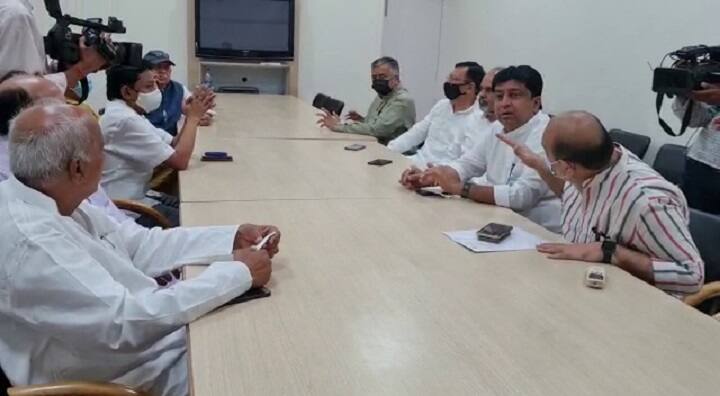 Gujarat Congress 17 leaders meet party general secretary at Delhi ગુજરાત કોંગ્રેસના 17 નેતાઓએ પાર્ટીના જનરલ સેક્રેટરી સાથે કરી બેઠક, શું કરાઇ રજૂઆત?