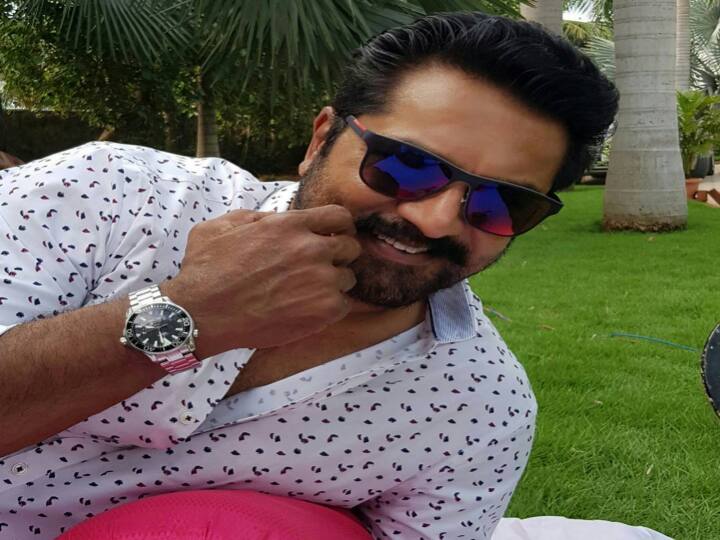 வில்லனாக தனது நடிப்பு வாழ்க்கையை தொடங்கி, பின்பு தனது திறமையால் சுப்ரீம் ஸ்டாராக சினிமா துறையில் முன்னேறினார்