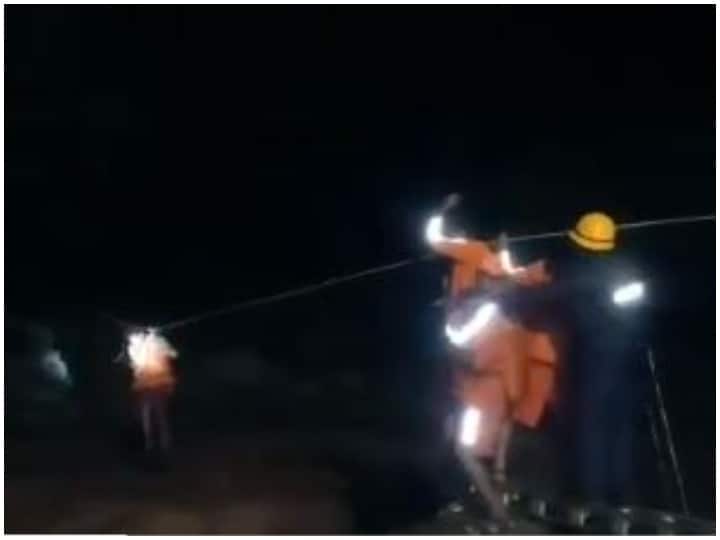 हिमाचल: तेज़ बहते नाले के ऊपर से NDRF की टीम ने फंसे शख्स को बचाया, देखें वीडियो