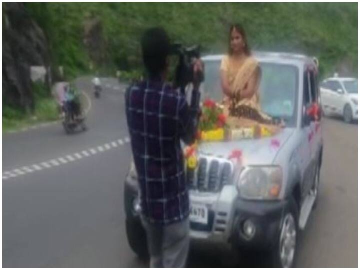 Pune The bride reached the pavilion sitting on the bonnet of an SUV car police registered a case पुणे: SUV कार की बोनट पर बैठ दुल्हन पहुंची मंडप, वीडियो वायरल होने पर पुलिस ने किया मामला दर्ज