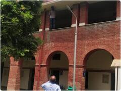 दिल्ली विश्वविद्यालय के कैंपस में आत्महत्या की कोशिश करने वाले छात्र की क्या है मांग?