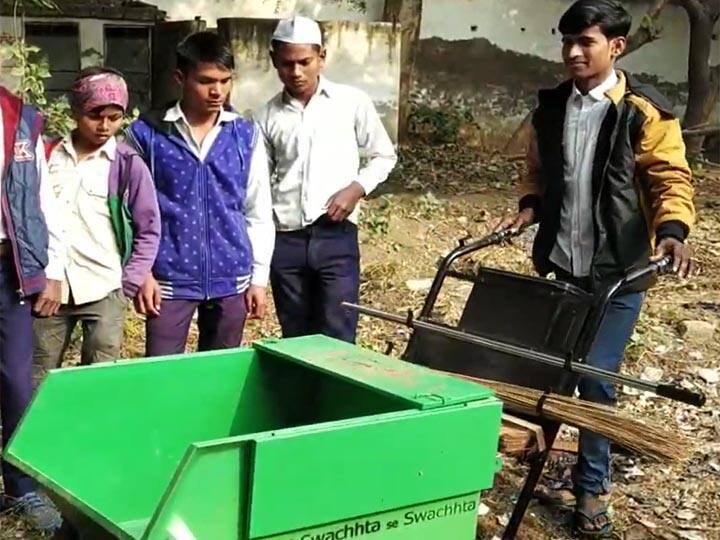 mathura sikanto mandal innovated machine now family living in poverty ANN सिकांतो मंडल ने अपने आविष्कार से किया था सीएम योगी से लेकर अक्षय कुमार को मुरीद, आज मुफलिसी में गुजार रहा दिन