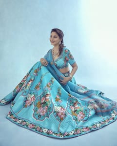 Madhuri Dixit के वॉर्डरोब में दिखे 5 स्टेटमेंट मेकिंग साड़ी और लहंगा, आप भी देखिए
