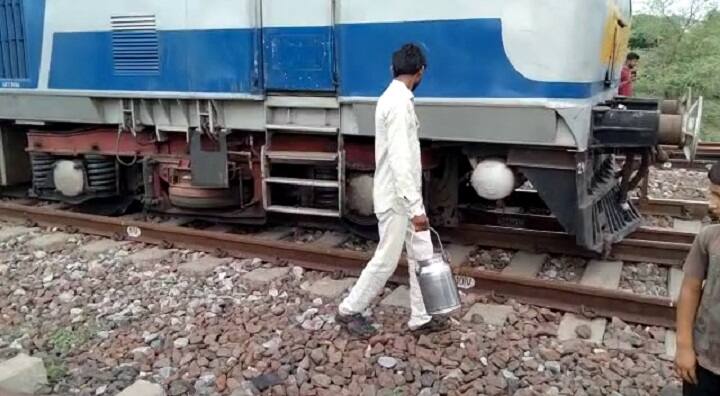 Banaskantha : Train accident near Deesa, no one injured Banaskantha : ડીસા પાસે લોકલ ટ્રેન પાટા પરથી નીચે ઉતરી જતાં મચી ગઈ અફરા-તફરી, જાણો વિગત