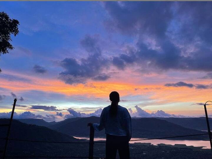 alia Bhatt share beautiful view of the sunset in her latest post and said All I want is the sunset and you सनसेट का खूबसूरत नज़ारा और इस नज़ारे को निहारतीं Alia Bhatt, फोटो शेयर करते हुए लिखा - मुझे बस सनसेट और तुम चाहिए..