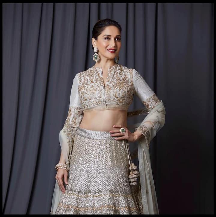 अब बात करते हैं माधुरी के इस लुक के बारे में. इस बेज लहंगे को एक्ट्रेस ने बंद गला ब्लाउज के साथ पेयर किया था जिसमें क्वाटर स्लीव्स थीं. लुक को पूरा करने के लिए उन्होंने इसे लो बन, डार्क लिप्स औऱ परफेक्ट मेकअप के साथ पूरा किया था.