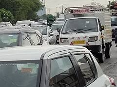 बारिश की वजह से नोएडा में थम गई वाहनों की रफ्तार, जलभराव की समस्या से परेशान हुए लोग 