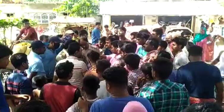 Road blockade in Jalangi, Murshidabad, Allegations of corruption in Bangla abas yojana বাংলা আবাস যোজনায় দুর্নীতির অভিযোগ, পথ অবরোধে জলঙ্গিতে