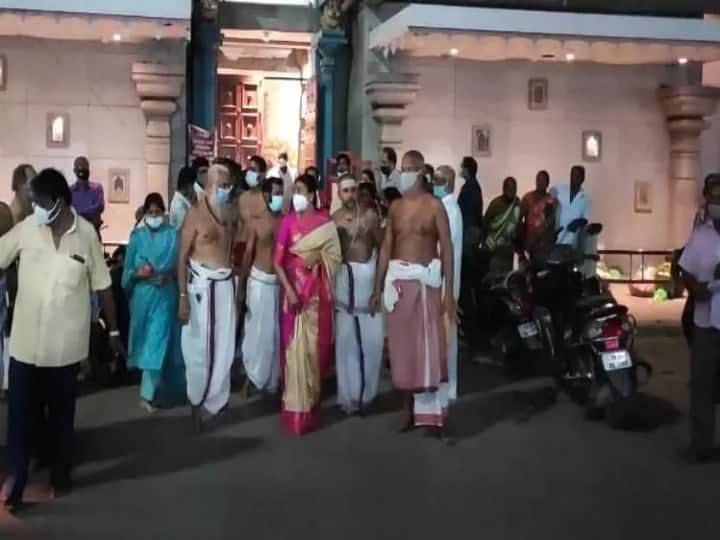 Durga Stalin | காஞ்சிபுரம் காமாட்சியம்மன் கோவிலில், சுவாமி தரிசனம் செய்தார் துர்கா ஸ்டாலின்