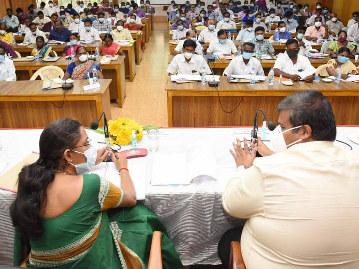 Karur District Development Plan Monitoring Committee Meeting says mp jothimani மூன்றாம் அலை தடுப்பு குறித்து ஊராட்சி அளவில் குழுக்கள் அமைத்துத் திட்டம் - எம்.பி ஜோதிமணி