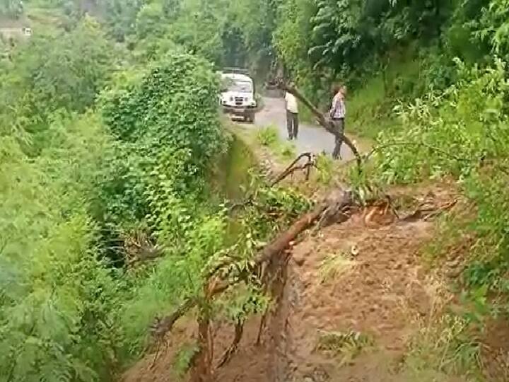 उत्तराखंड: आसमान से बरस रही है आफत, लगातार हो रही बारिश के चलते दरक रहे हैं पहाड़ mountains are cracking due to continuous rain in Rudraprayag Uttarakhand ann उत्तराखंड: आसमान से बरस रही है आफत, लगातार हो रही बारिश के चलते दरक रहे हैं पहाड़