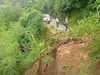 उत्तराखंड: आसमान से बरस रही है आफत, लगातार हो रही बारिश के चलते दरक रहे हैं पहाड़