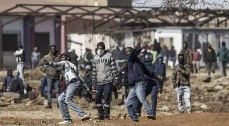 South Africa Violence erupts after former president Jacob Zuma's imprisonment, 72 killed in violence ਸਾਬਕਾ ਰਾਸ਼ਟਰਪਤੀ ਜੈਕਬ ਜੁਮਾ ਦੇ ਜੇਲ੍ਹ ਜਾਣ ਮਗਰੋਂ ਵਿਗੜੇ ਦੇਸ਼ ਦੇ ਹਾਲਾਤ, ਹਿੰਸਾ ਭੜਕਣ ਨਾਲ 72 ਲੋਕਾਂ ਦੀ ਮੌਤ