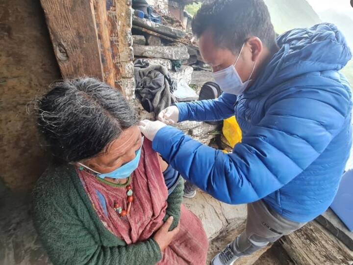 Health workers reached 14 thousand feet high place to vaccinate in Tawang district in Arunachal Pradesh ANN कोरोना का टीका लगाने के लिए 14 हजार फीट से अधिक ऊंची जगह पर पहुंचे स्वास्थ्यकर्मी, 9 घंटे तक की ट्रैकिंग