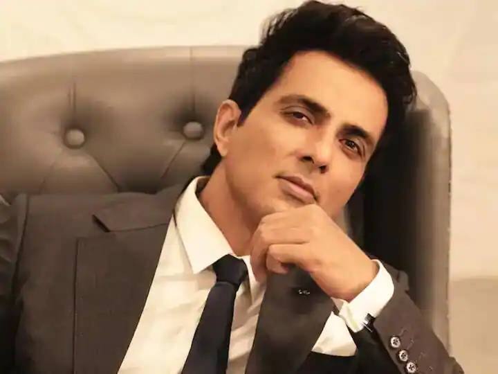 बाल काटने का हुनर भी है Sonu Sood के पास, नए Video में फैन के ऐसे बाल काटे कि गंजा हो गया! Bollywood Actor Sonu Sood New Video Share on Instagram बाल काटने का हुनर भी है Sonu Sood के पास, नए Video में फैन के ऐसे बाल काटे कि गंजा हो गया!